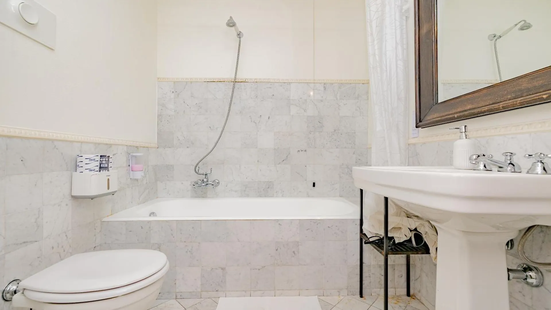 Luxury Naviglio House - 10 Min Cathedral Apartment Milan 0*,  Italy